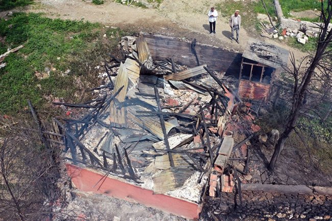 Kastamonu'da cami, ev ve ahırın kullanılamaz hale geldiği yangında 1 kişi yaralandı