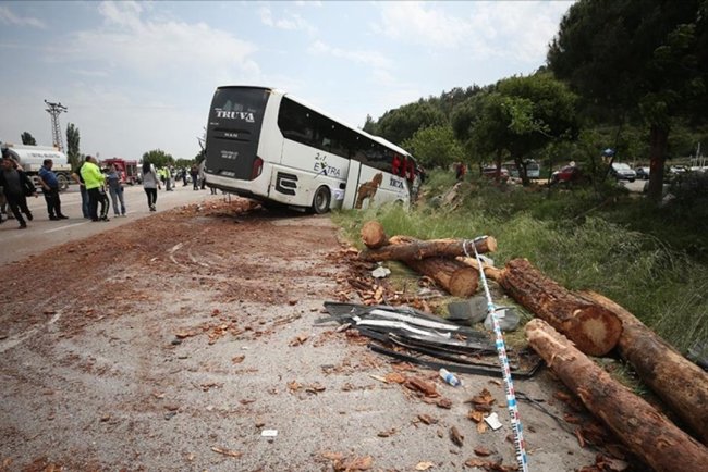 Çanakkale'de yolcu otobüsü, kamyon ve otomobil çarpıştı, 8 kişi öldü, 20 kişi yaralandı
