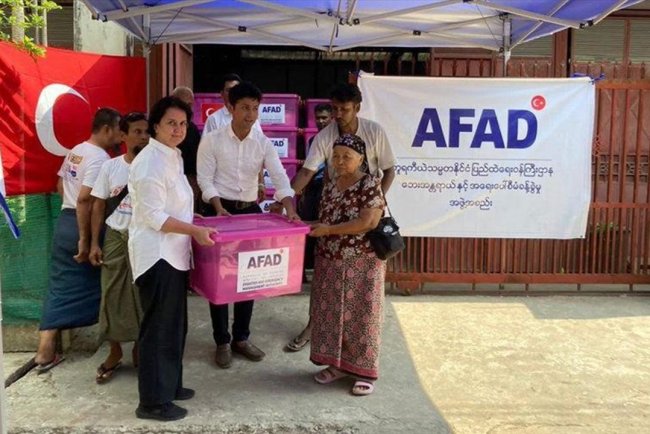 Türkiye'den gönderilen yardım malzemeleri Myanmar'daki depremzedelere ulaştı