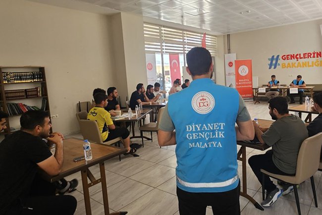 Malatya'da ödüllü münazara düzenlendi