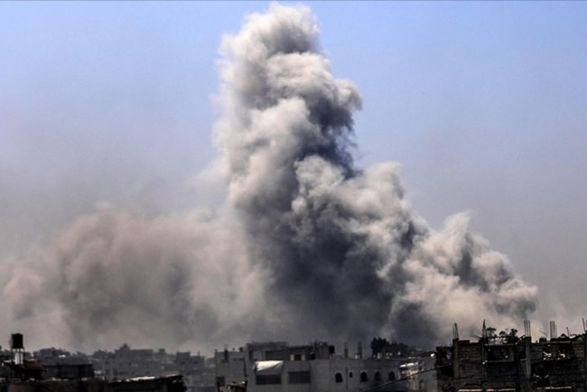 İşgalcilerin Gazze'de yerinden edilenlerin sığındığı okulu bombalaması sonucu 15 kişi şehit oldu