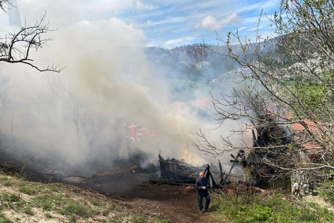 Bolu'da çıkan yangında cami, köy konağı ve bir ev yandı