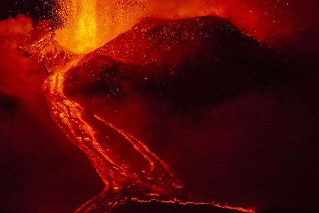 İtalya'da Etna Yanardağı yoğun şekilde kül ve lav püskürttü