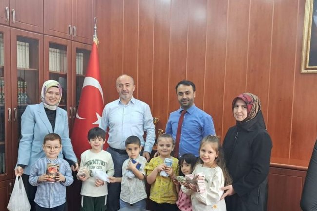 Bahçelievlerli minikler kumbaralarını filistin için açtı