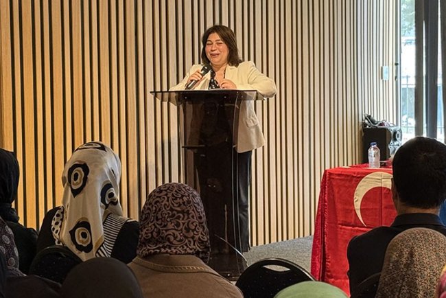 Hollanda'da 15 Mayıs "Aile Günü" sebebiyle "Ailede İletişim Dili" semineri düzenlendi