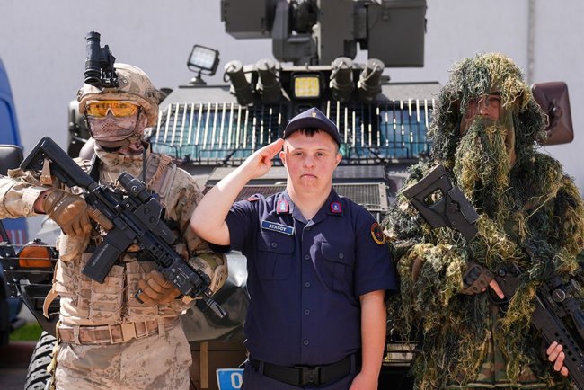 Ankara'da engelli gençler bir günlüğüne asker oldu