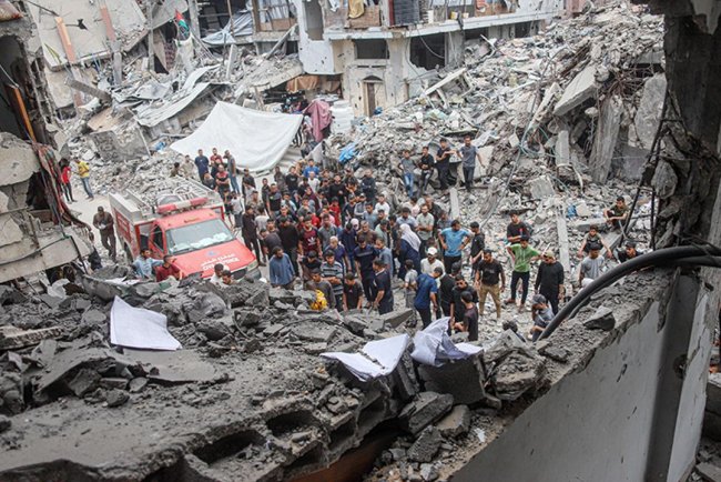 İşgalcilerin Gazze'de bir klinik ile mescide düzenlediği saldırıda 13 kişi şehit oldu