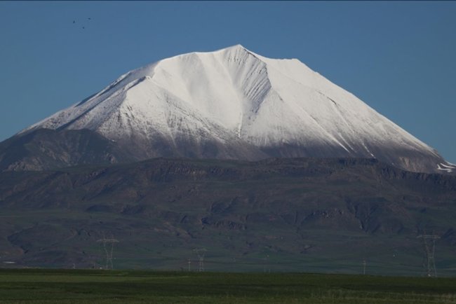 Ağrı'daki Kösedağ'ın zirvesi baharda karla kaplandı