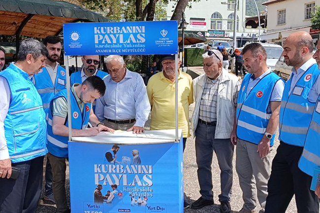 Anamur'da vekaletle kurban bağış ve tanıtım standı açıldı