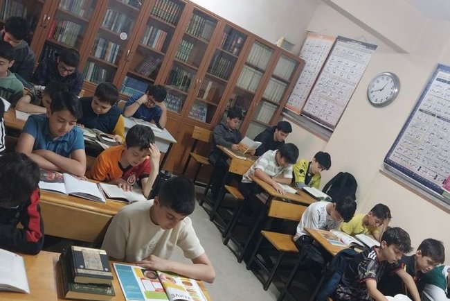 Gençler camide kitap okuma programında buluşuyor