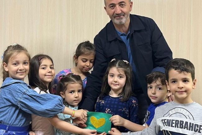 Minikler Azez'deki yetim kardeşlerini unutmadı