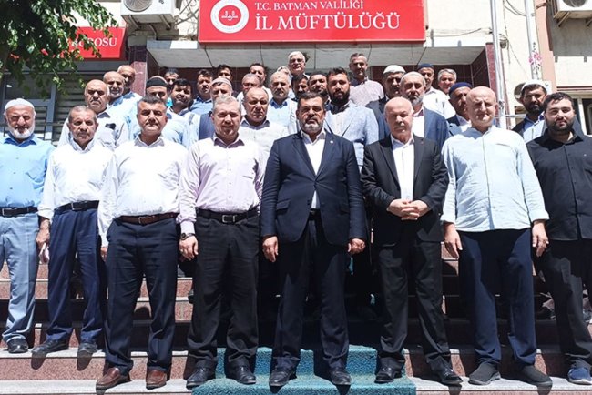 Batman'da din görevlileri kurbanlarını TDV'ye verdi