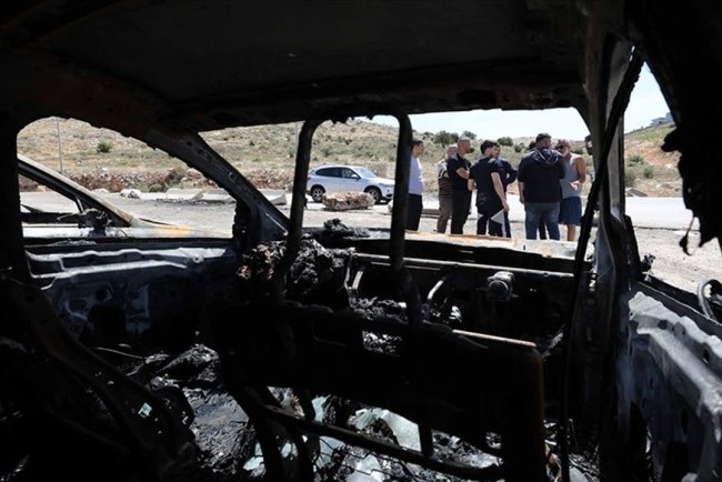 Filistin topraklarını gasbeden işgalciler Batı Şeria’da araç yaktı, camiye saldırdı