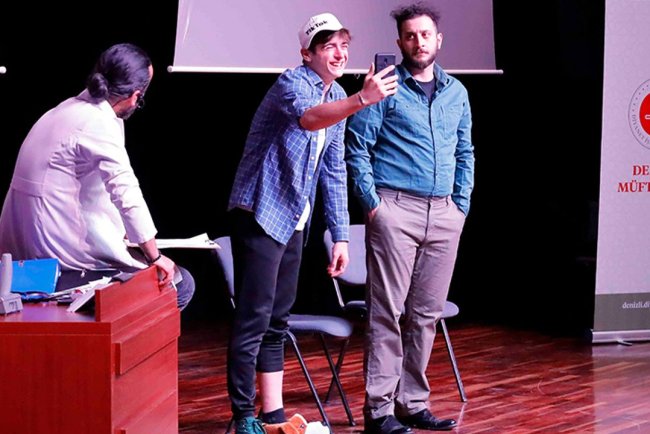 Denizli'de tiyatroyla sosyal medya bağımlılığına dikkat çekildi