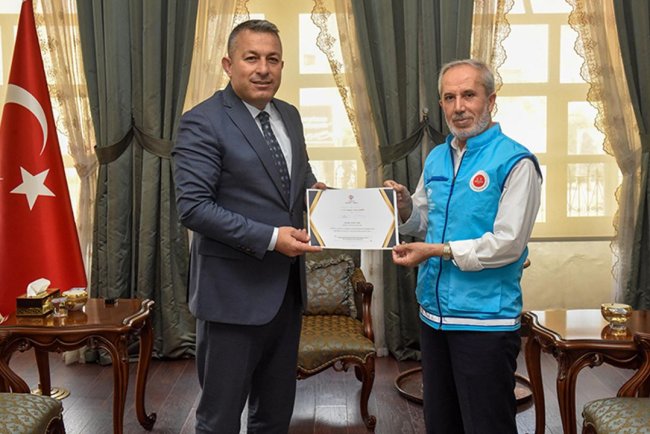 Kilis Valisi Şahin, kurbanını TDV'ye verdi