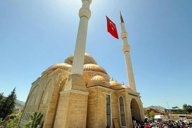 Mehmet Emin Tokadi Camii dualarla açıldı