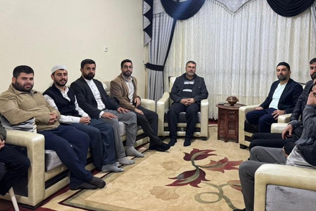 Saray'da mum dibini ışıtıyor