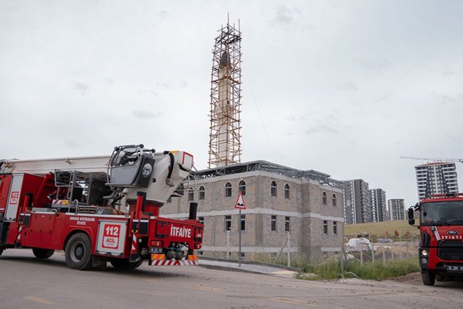 Sincan'da yapımı devam eden cami minaresine yıldırım isabet etti