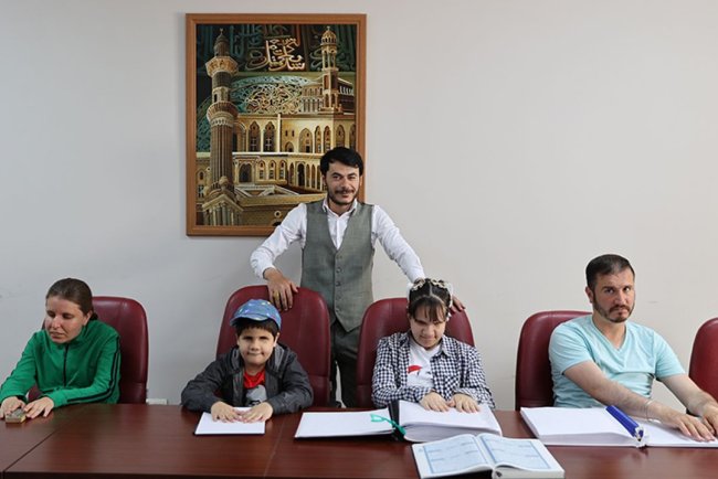 Görme engelliler parmaklarının ucuyla Kur'an-ı Kerim okumayı öğreniyor