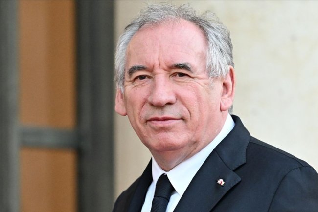 Fransa Başbakanı Bayrou toplumda İslam'ı "takıntı konusu" haline getirmek istemediğini belirtti