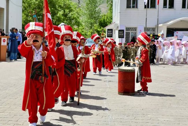 Bitlis'te minikler aileleriyle yıl sonu sevinci yaşadı