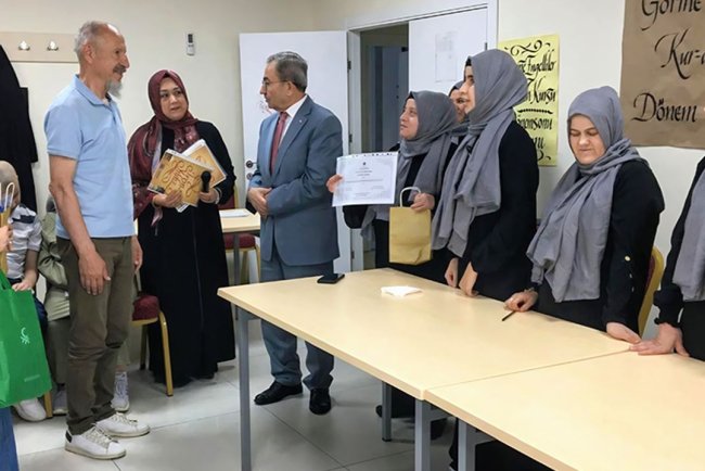 Balıkesir'de görme engelliler Kur'an öğrenmeye devam ediyor