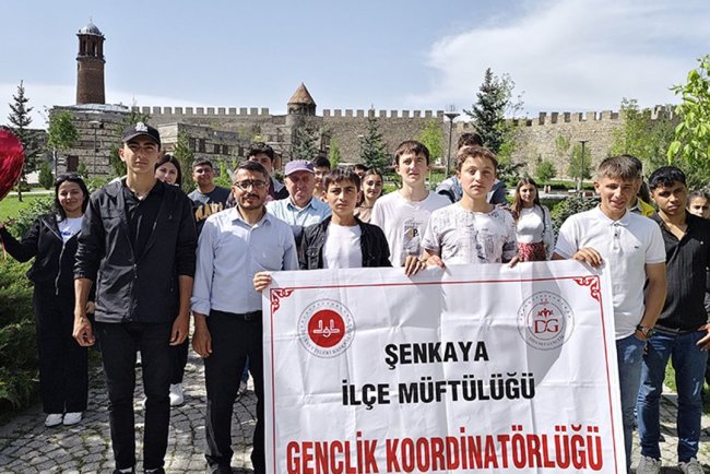 Şenkaya'da gençler kültür gezisiyle tarihini tanıyor