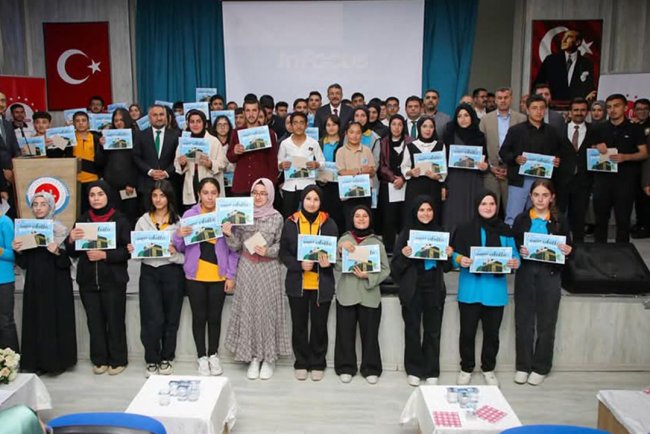 Hakkari'de dereceye giren gençler, ödüllerini Vali Çelik'in elinden aldı