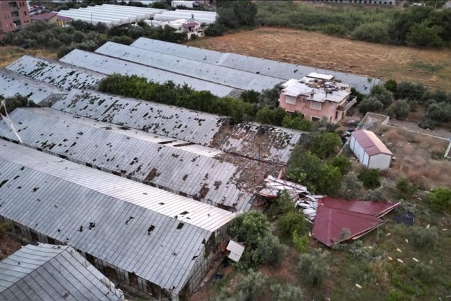 Antalya'da oluşan hortum evlerin çatıları ile seralara zarar verdi
