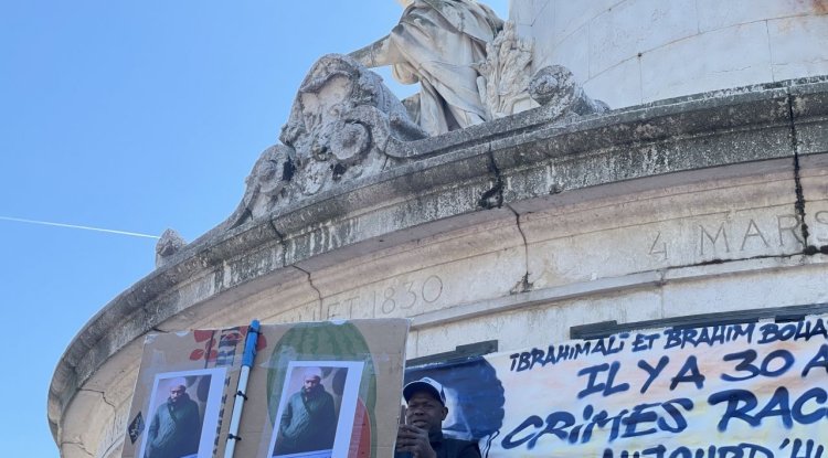 Fransa'da camide namaz kıldığı sırada bıçaklanarak öldürülen genç Paris'te anıldı