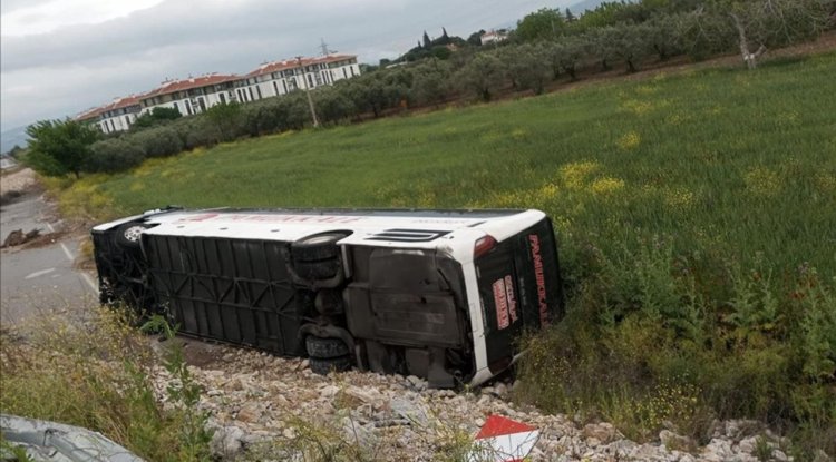 Manisa'da yolcu otobüsünün devrildiği kazada 16 kişi yaralandı