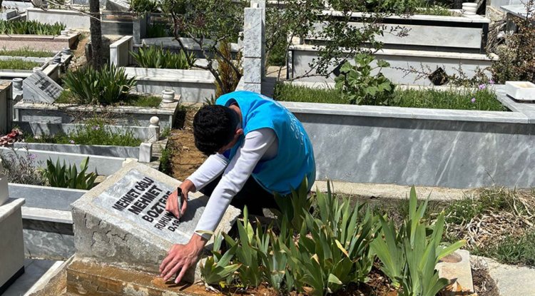 Çelikhanlı gençler, mezarlıkta geçmişe vefa gösterdi