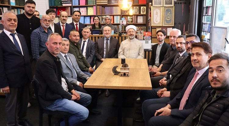 Erbaş, Viyana ATİB Kitabevi'nde vatandaşlarla buluştu