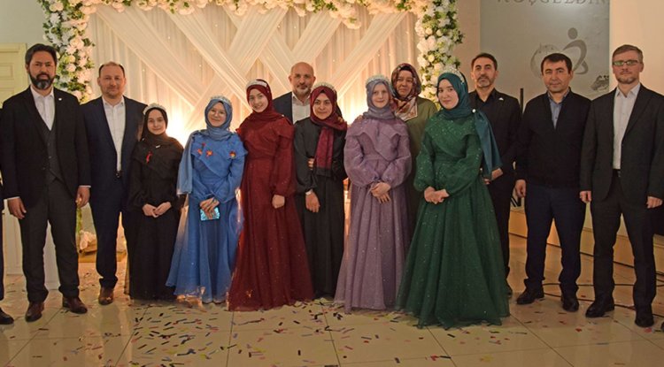 Örgün eğitimle birlikte 5 öğrenci 15 ayda hafız oldu