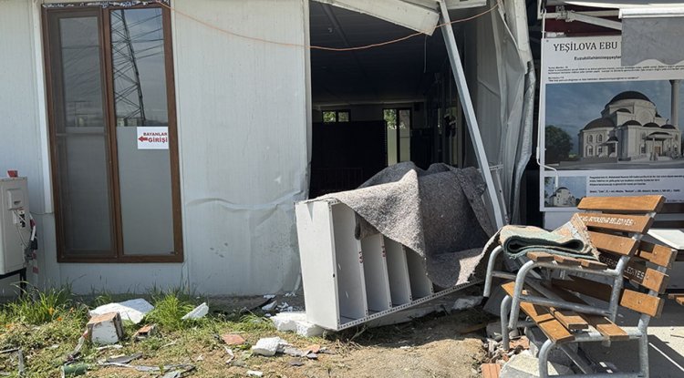 Kocaeli'de kontrolden çıkan otomobilin camiye girmesi kamerada