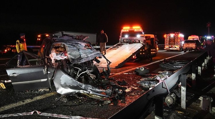 Ankara-Niğde Otoyolu'nda iki otomobilin çarpıştığı kazada 4 kişi öldü, 1 kişi ağır yaralandı