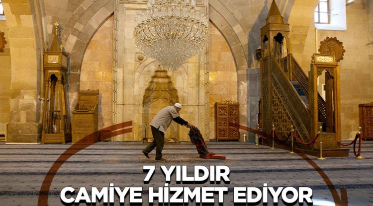 Tarihi Ulu Cami'nin 7 yıldır gönüllü olarak temizliğini yapıyor