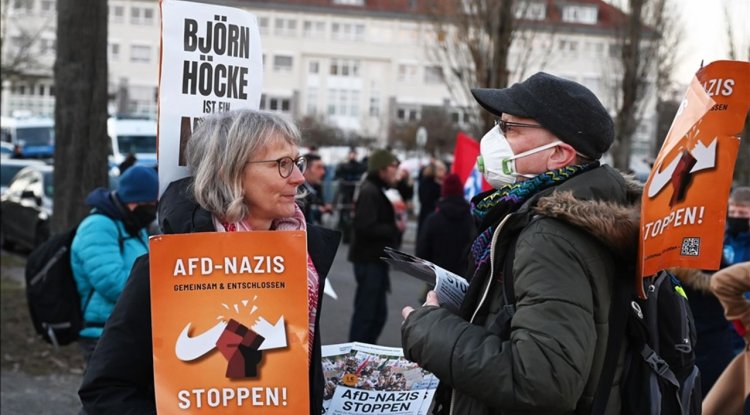 Almanya'da AfD'nin yabancı düşmanı ve İslam karşıtı tutumlarının rapor edildiği gizli belge sızdırıldı