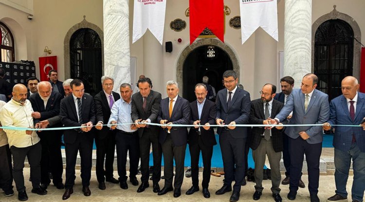 İzmir depreminde hasar gören asırlık cami onarımın ardından ibadete açıldı