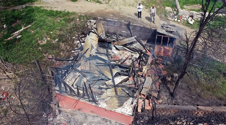 Kastamonu'da cami, ev ve ahırın kullanılamaz hale geldiği yangında 1 kişi yaralandı