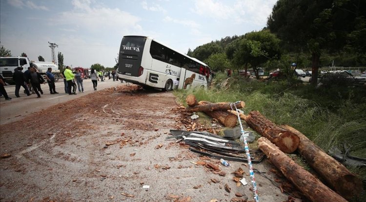 Çanakkale'de yolcu otobüsü, kamyon ve otomobil çarpıştı, 8 kişi öldü, 20 kişi yaralandı