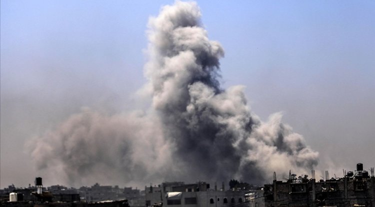 İşgalcilerin Gazze'de yerinden edilenlerin sığındığı okulu bombalaması sonucu 15 kişi şehit oldu