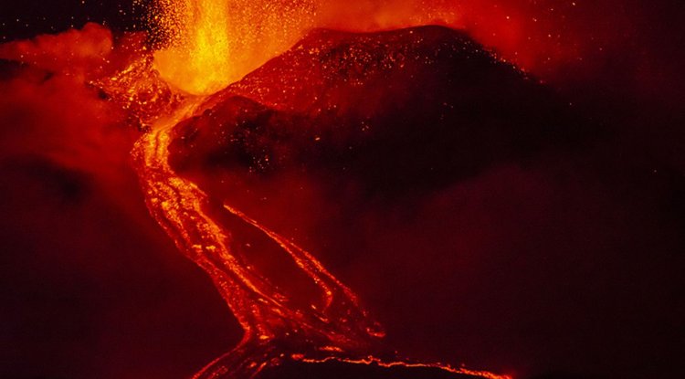 İtalya'da Etna Yanardağı yoğun şekilde kül ve lav püskürttü