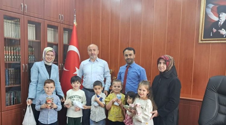 Bahçelievlerli minikler kumbaralarını filistin için açtı