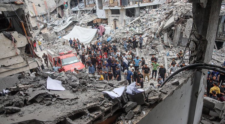 İşgalcilerin Gazze'de bir klinik ile mescide düzenlediği saldırıda 13 kişi şehit oldu