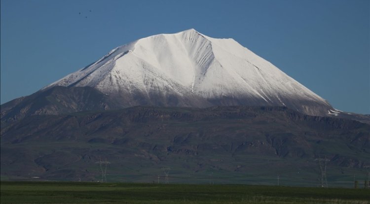Ağrı'daki Kösedağ'ın zirvesi baharda karla kaplandı
