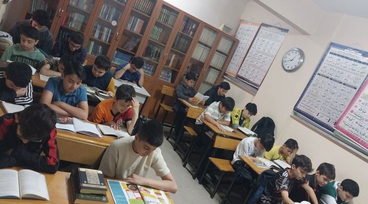 Gençler camide kitap okuma programında buluşuyor