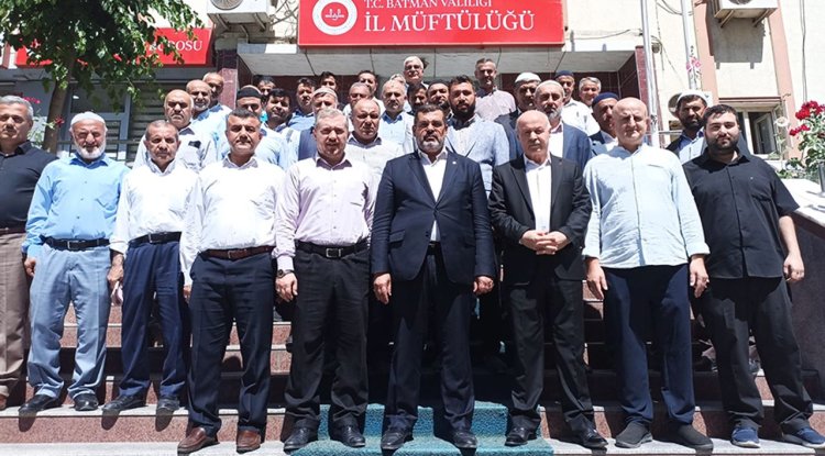 Batman'da din görevlileri kurbanlarını TDV'ye verdi