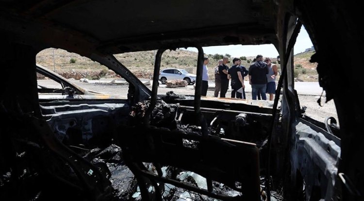 Filistin topraklarını gasbeden işgalciler Batı Şeria’da araç yaktı, camiye saldırdı