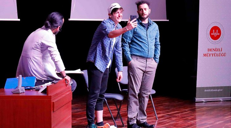 Denizli'de tiyatroyla sosyal medya bağımlılığına dikkat çekildi